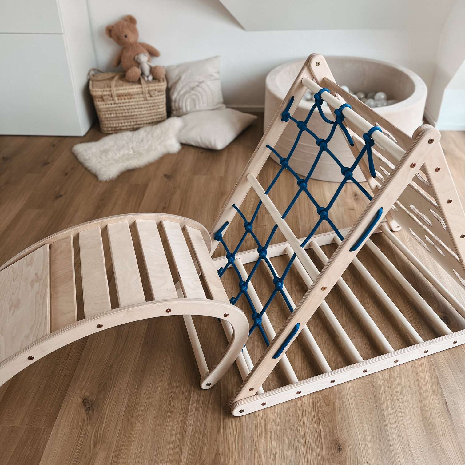 Design4Kids Montessori Kletterset Indri - dreiseitiges Kletterdreieck mit Nylonseil, Rutsche und Wippe
