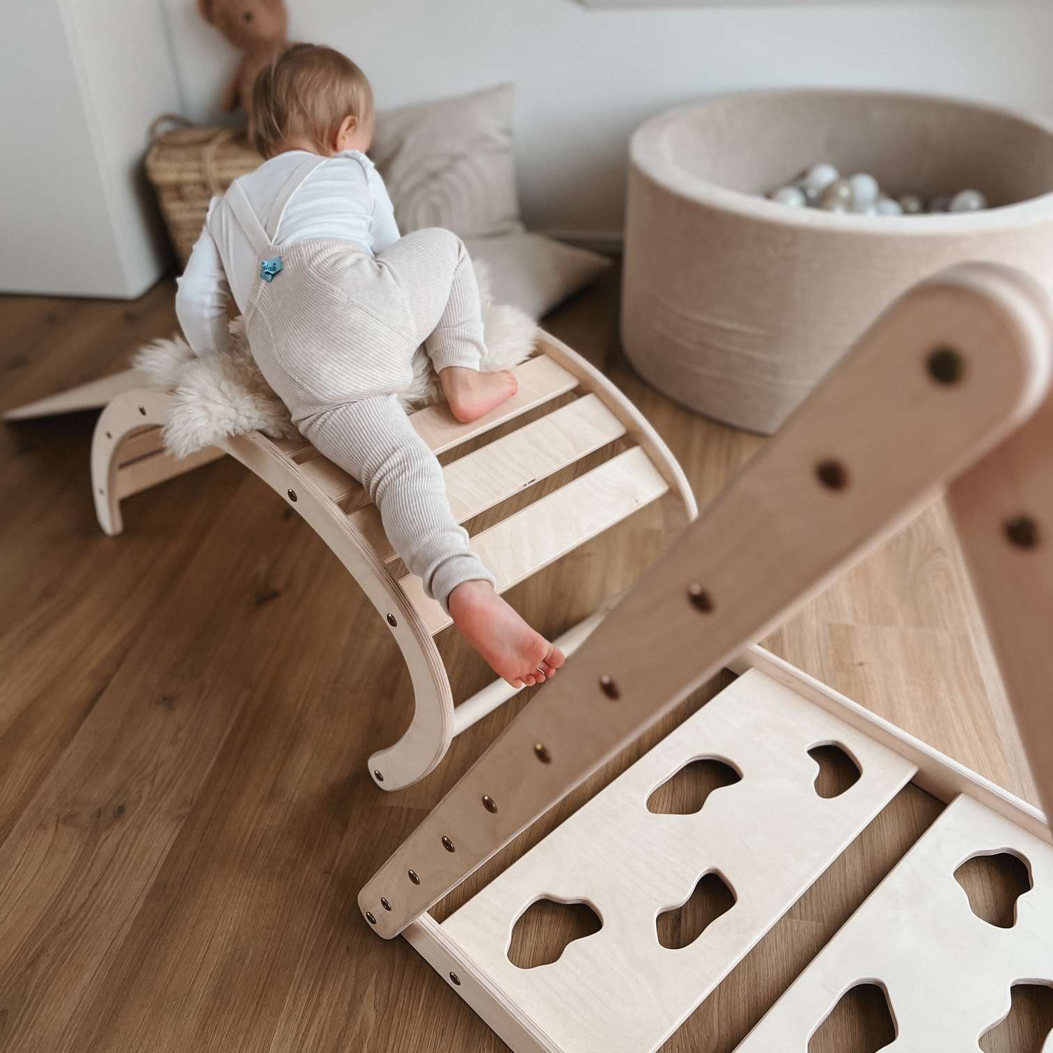 Design4Kids Montessori Kletterset Indri - dreiseitiges Kletterdreieck mit Nylonseil, Rutsche und Wippe