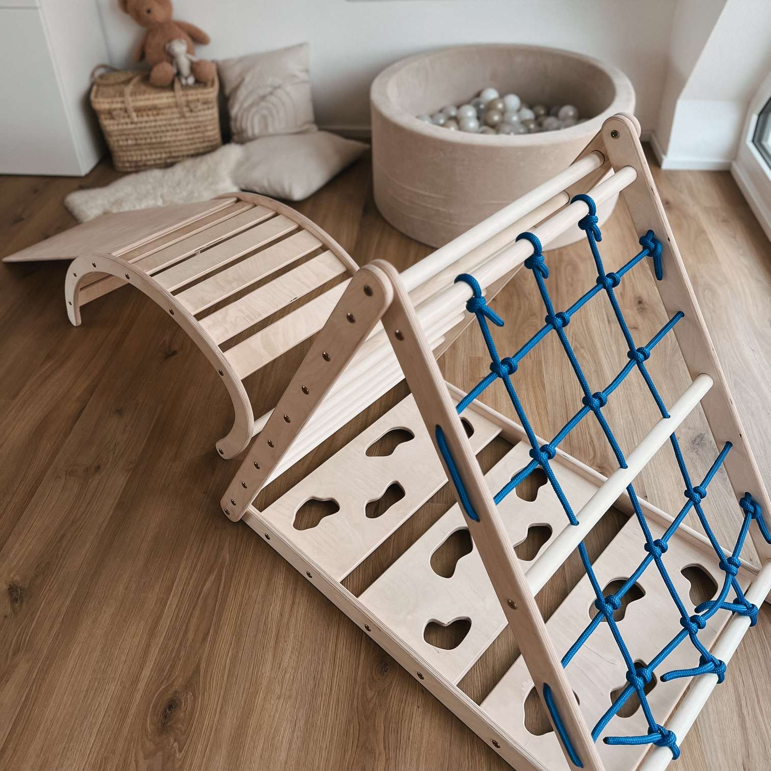 Design4Kids Montessori Kletterset Indri - dreiseitiges Kletterdreieck mit Nylonseil, Rutsche und Wippe