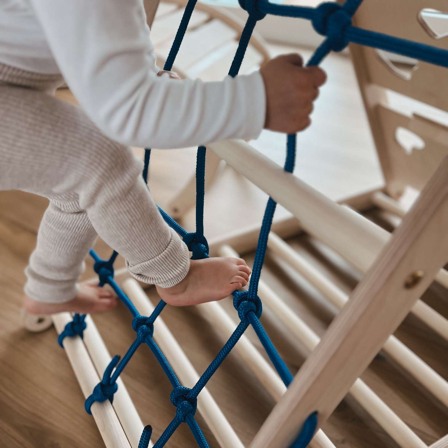 Design4Kids Montessori Kletterset Indri - dreiseitiges Kletterdreieck mit Nylonseil, Rutsche und Wippe
