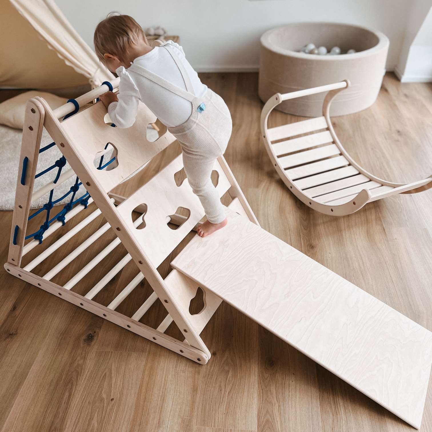 Design4Kids Montessori Kletterset Indri - dreiseitiges Kletterdreieck mit Nylonseil, Rutsche und Wippe