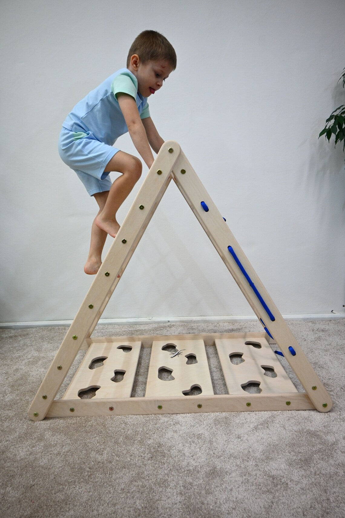 Design4Kids Kletterdreieck Lemur - dreiseitig mit Netz-, Sprossen- und Kletterseite
